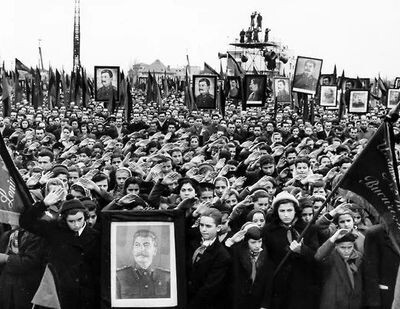 Невозможно было достать цветы, чтобы украсить гроб: как смерть Сталина затмила прощание с Прокофьевым