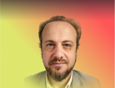 «Наша задача — посмотреть на ситуацию с обеих сторон, оказаться над схваткой». Интервью с Дмитрием Марьясисом